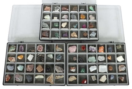 Colección de minerales compuesta, entre otros, por