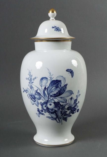 Large lidded vase “Blue Flower,” Meissen, 1976. Po