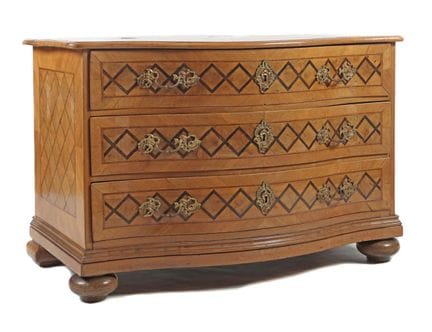 Barockkommode mit Rautenmarketerie 18. Jh., Nussba