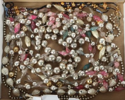 Conjunto de guirnaldas de Navidad, en su mayoría d
