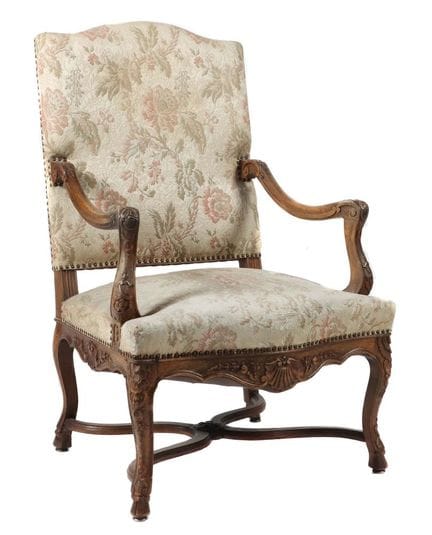 Barock-Armlehnstuhl 18. Jh., Nussbaum, geschwungen