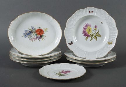 Six dinner plates, one bread plate, and one oval b