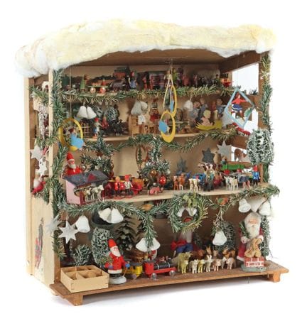 Stand de Noël : vitrine ouverte en bois recouverte