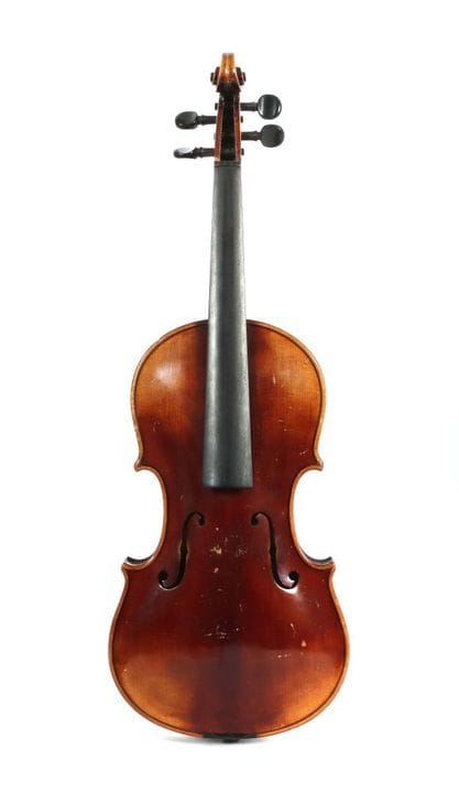 Violín con la siguiente inscripción en una etiquet