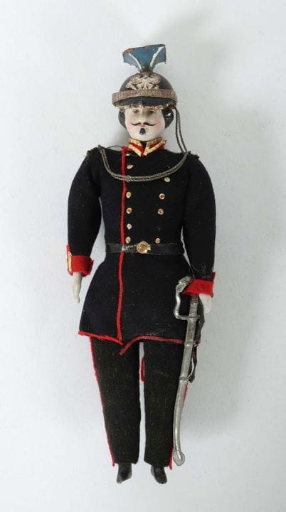 Poupée de salon : tête en porcelaine émaillée, mai