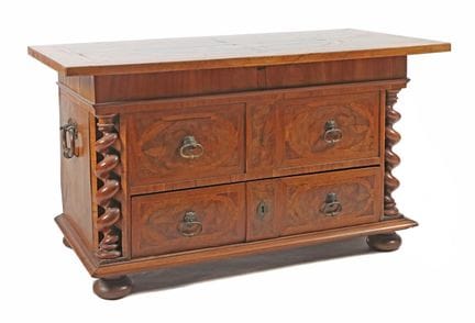 Barock-Truhe mit Sockelschublade 18. Jh., Nussbaum