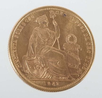 秘鲁50索尔金币，1965年，900金，约23.37克，背面为国徽，正面为自由女神像及年份，直径约2