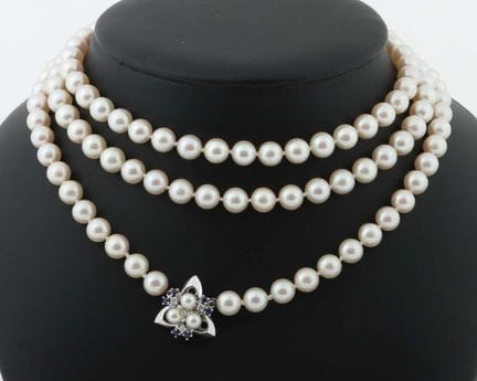 20世纪长款珍珠项链，配585白金搭扣，特别镶嵌6颗蓝宝石、养殖珍珠及3颗明亮式切割钻石（总重约0.