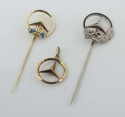 2 insignes d'honneur Mercedes / 1 pendentif, XXe-X