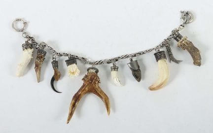 查里瓦里（Charivari），20世纪，银质查里瓦里项链，10个不同吊坠，镶嵌各种爪、利爪、鹿角及