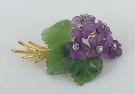 花束胸针，20世纪，花束造型胸针，750黄金，花朵由软玉、紫水晶和钻石制成，带有印记，长约5厘米，重