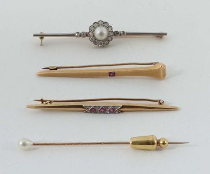 3 broches-barrettes et 1 épingle à cravate du XXe 