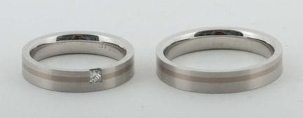 2枚结婚戒指，20/21世纪，2枚由950铂金和750黄金制成的结婚戒指，刻有“Furrer Jac
