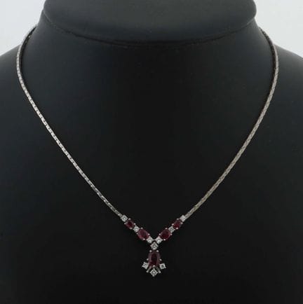 Collier orné de rubis, XXe siècle, collier en or b