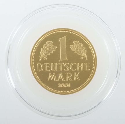 2001年1德国马克，999纯金，约12克，正面印有面值和年份，背面印有“DEUTSCHE BUND