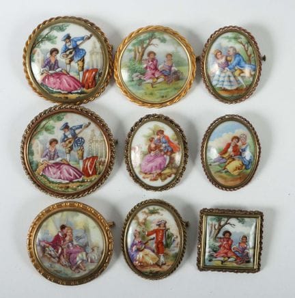 九枚胸针，其中包括利摩日风格作品，20世纪初。瓷质，部分施釉，饰有多色、优雅的人物彩绘。金属底座。 