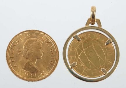 硬币吊坠及硬币，20世纪，1个750黄金吊坠，内嵌一枚900黄金纪念章，约6.1克， 1枚916纯金