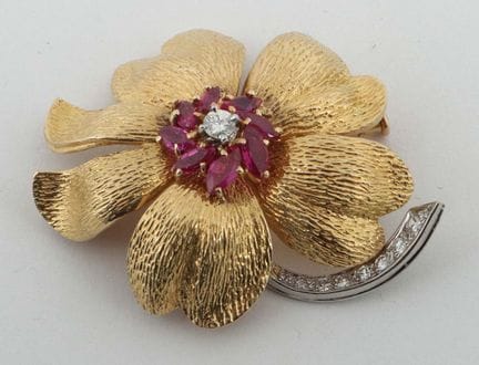 花朵胸针，20世纪，750黄金/白金花朵胸针，约40.8克， 镶有红宝石和明亮式切割钻石，中央主石为