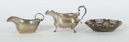 Serving dish &amp; pair of assorted sauce boats, G