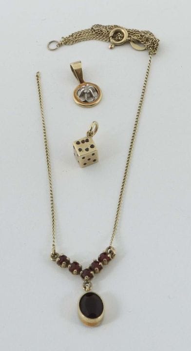 2 pendentifs et un collier du XXe siècle : 2 pende