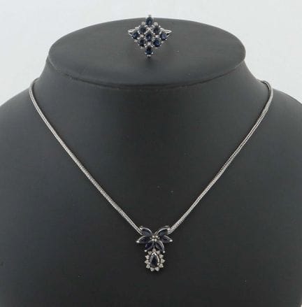 Collier et bague sertis de saphirs, XXe siècle ; c