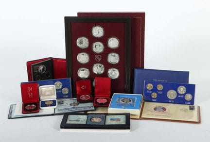 Coin &amp; Medal Collection: 39 assorted coins and