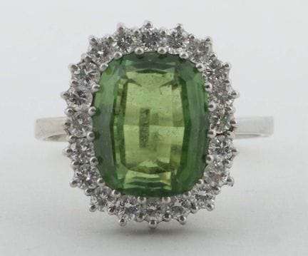 Bague avec péridot, XXe siècle, bague en or blanc 