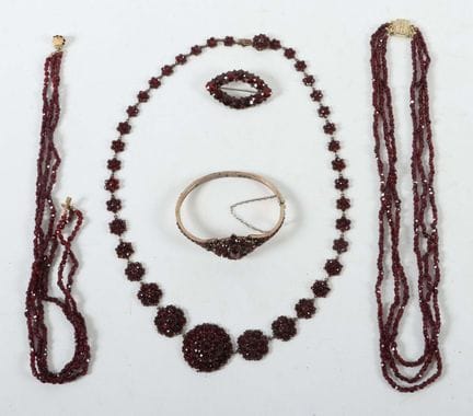一套石榴石首饰 约1900年，套装包含：3条项链、1只手镯、1枚胸针、镀金首饰，材质为银、铜镍合金，