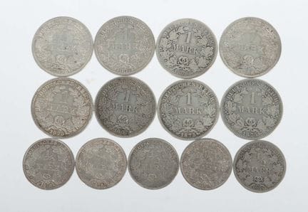 一套小型德意志帝国1/2马克+1马克硬币，含一枚硬币（1918年版1/2马克），“8”字形缺口，约5