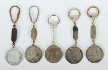 5枚戴姆勒-奔驰硬币吊坠，20世纪，5枚戴姆勒-奔驰硬币吊坠，部分为银质，有使用痕迹，原装盒内。