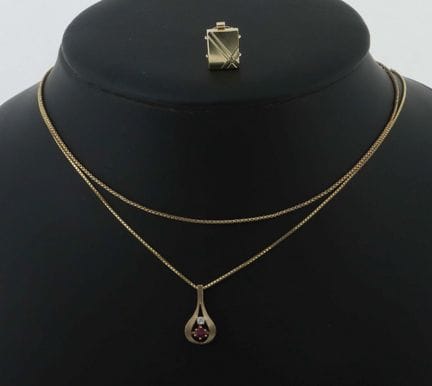 一套小型珠宝，20世纪，333黄K金项链及带吊坠的项链（总重约4.9克），585黄K金搭扣（约2.3