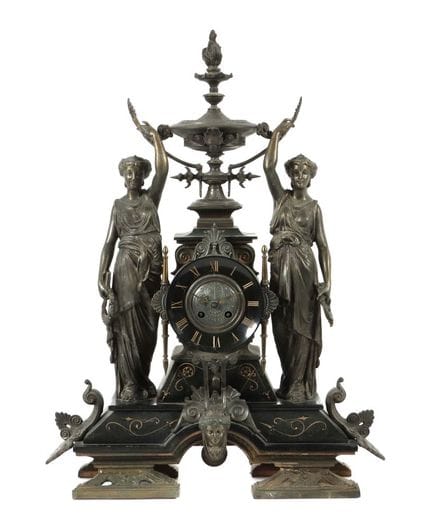 约1900年制的历史主义风格摆钟，配有两尊缪斯女神雕像，黑色刻度环上标有罗马数字时标，机芯底板上带有