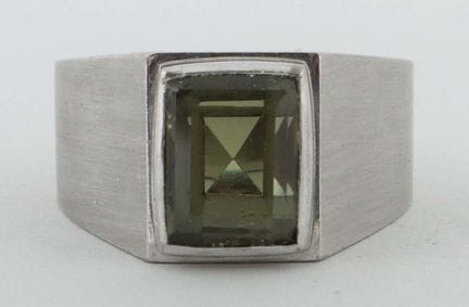 雅各比（Jacobi）戒指，20/21世纪，750白金戒指，雅各比品牌，镶嵌一颗疑似金绿宝石，约10