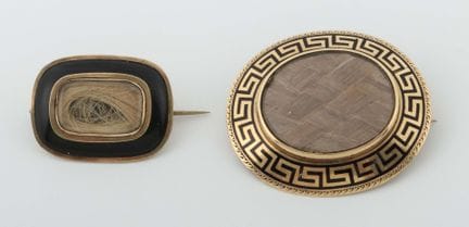 两枚胸针，其中包括一枚来自英格兰的，日期为1865年。1枚胸针主体为585黄金，针脚为333黄金，重