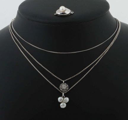 Ensemble de bijoux du XXe siècle, composé de : 2 c