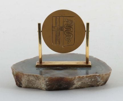1977年黄金纪念章， 公司周年纪念徽章，750黄金材质，镶嵌于玛瑙圆盘上，带有 hallmark 