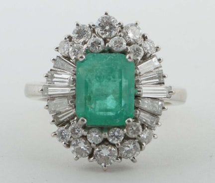 Bague avec émeraude, XXe siècle, bague en or blanc