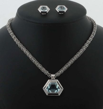 Collier et boucles d'oreilles à clip avec aigue-ma