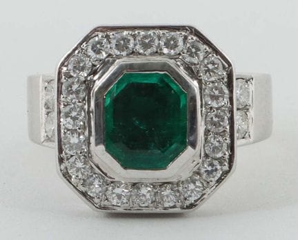Bague avec émeraude, XXe siècle, bague en or blanc