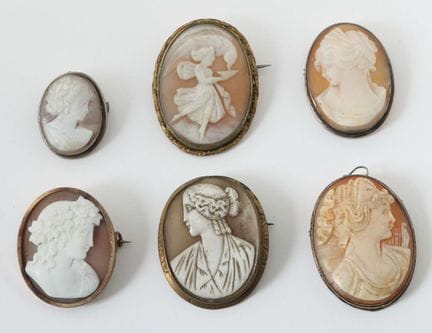 6枚珐琅胸针，20世纪作品；其中3枚配有银质底座，3枚配有金属底座，图案为不同女士肖像，长度：最大4