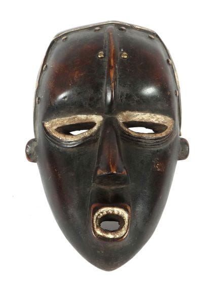 Masque Dan avec garnitures en tôle, Côte d'Ivoire,