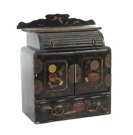 Armoire laquée miniature servant de coffret à bijo