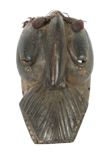 Masque comportant deux petits sacs remplis, probab