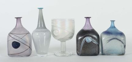 Une coupe et quatre vases Kosta Boda, XXe siècle. 