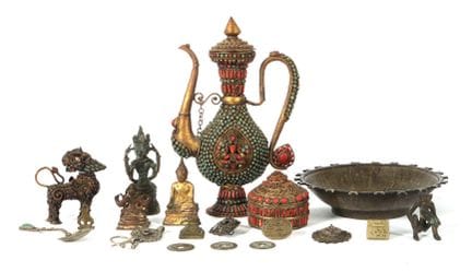Ensemble de 17 pièces d'artisanat d'Asie orientale
