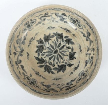 Assiette à décor de chrysanthèmes, Vietnam, XVe/XV
