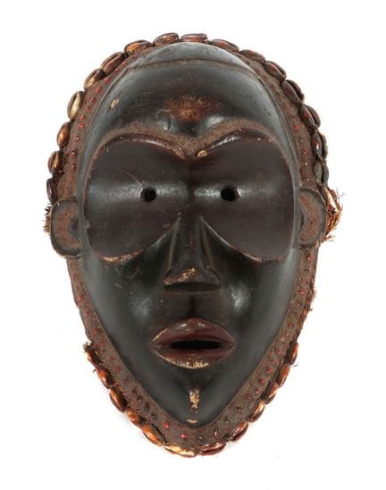 Masque orné de coquilles de cauri et de graines vé