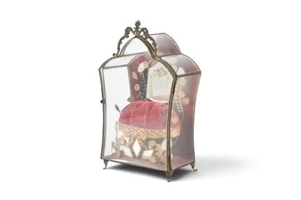 VITRINE de MARIEE en métal et parois de verre bise
