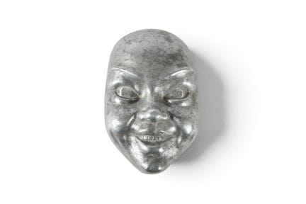 MAISON CESAR. Maskenform aus Aluminiumharz. H. 21,
