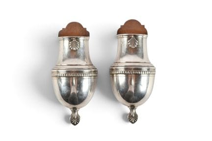 BOUQUETIERES (paire de petites) en métal argenté. 
